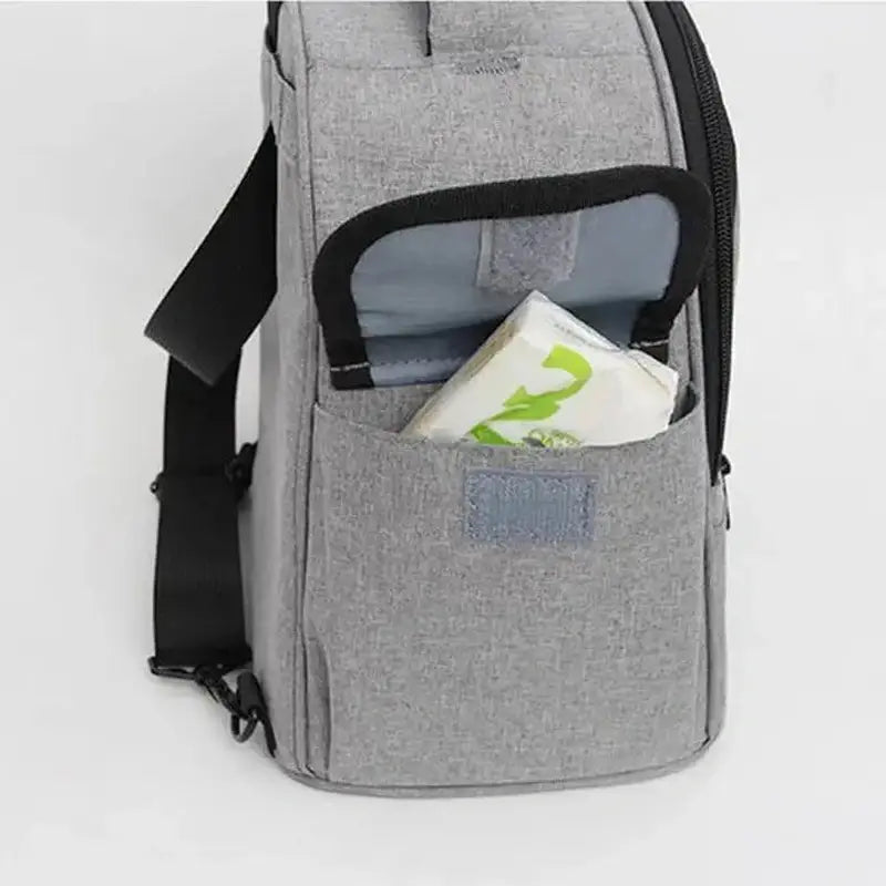 Sac à dos isotherme 10 litres gris avec poche latérale contenant un paquet de tissues