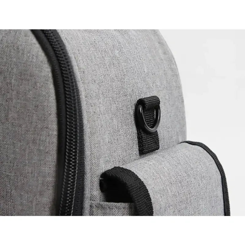 Zoom sur un sac à dos isotherme 10 litres en tissu gris avec fermeture éclair noire