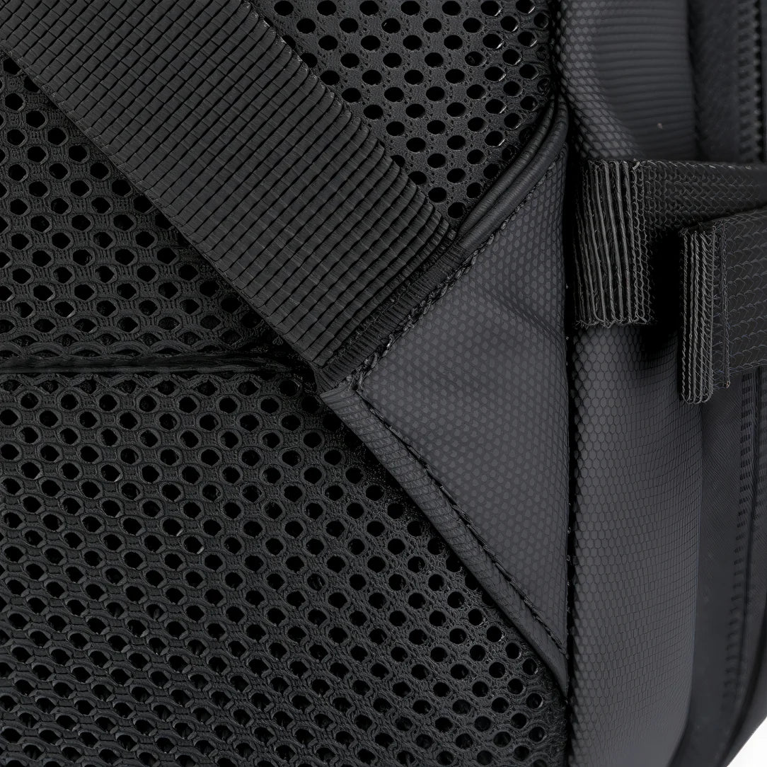 Texture en mesh noir et tissu du Sac à dos 17 avec compartiment PC CoreSafe