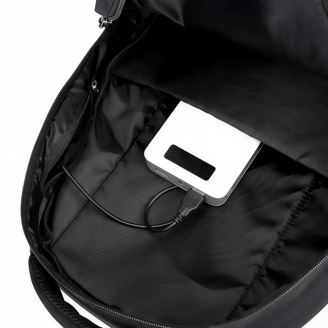 Intérieur du Sac à dos 2 compartiments Collège avec une batterie externe blanche branchée