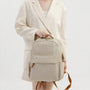 Sac à dos Amber beige matelassé avec accents en cuir marron et bretelles ajustables
