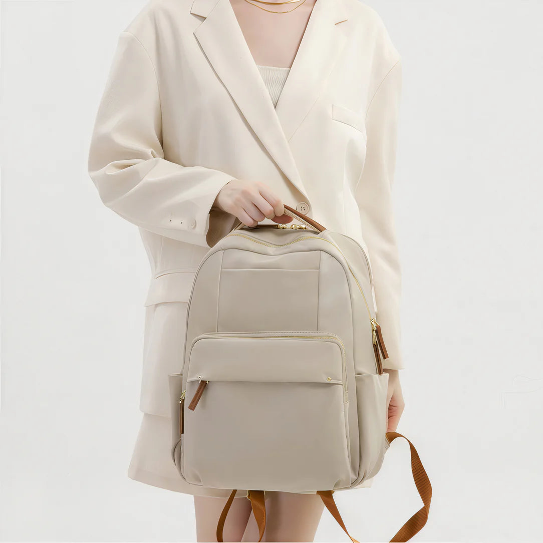 Sac à dos Amber beige matelassé avec accents en cuir marron et bretelles ajustables
