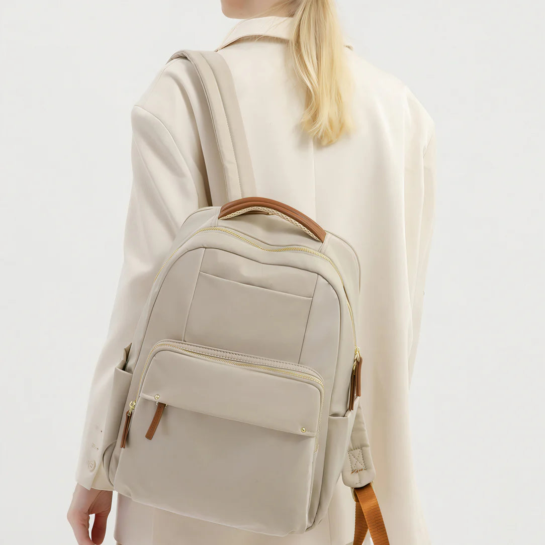 Sac à dos Amber en beige matelassé avec accents en cuir marron et détails de fermeture éclair