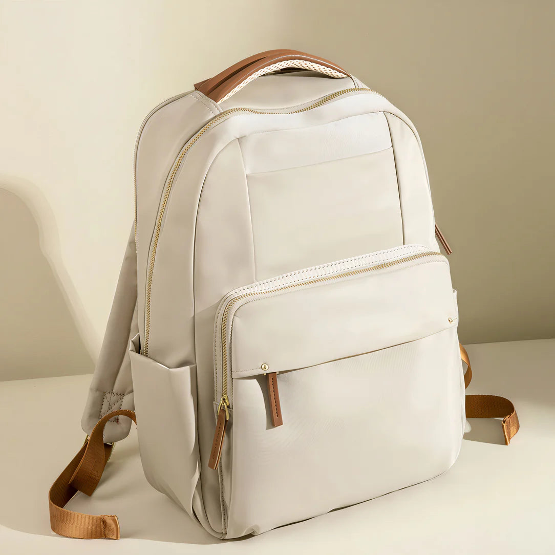 Sac à dos Amber en toile blanche avec accents en cuir marron et bretelles ajustables
