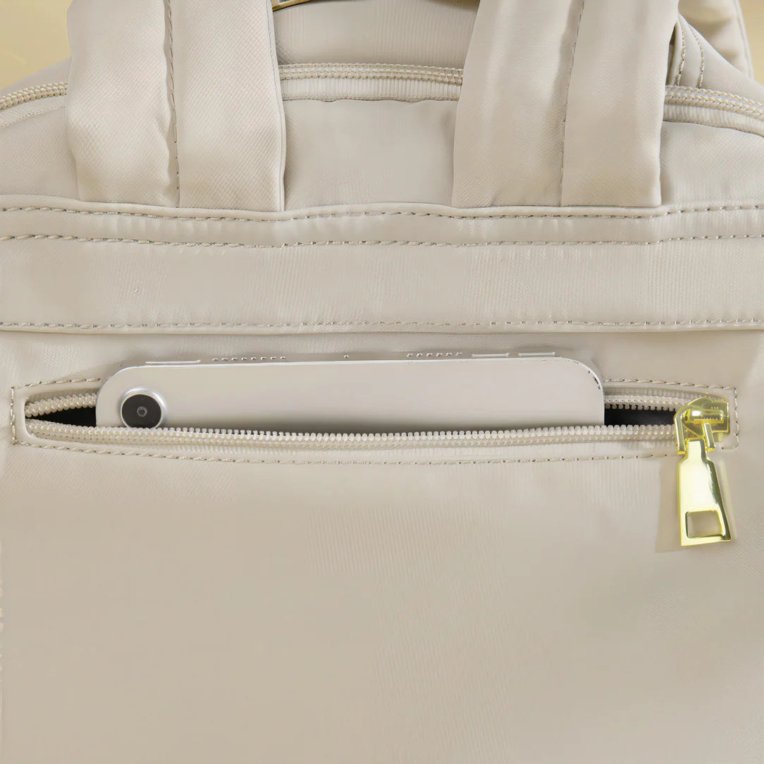 Sac à dos Amber en cuir crème avec fermeture éclair or et poignée élégante