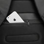 IPhone blanc dans une poche en mesh zippée du Sac à dos anti pickpocket Bastion II