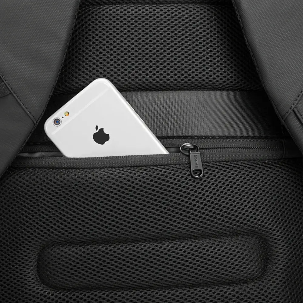 IPhone blanc dans une poche en mesh zippée du Sac à dos anti pickpocket Bastion II