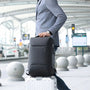 Sac à dos anti pickpocket Bastion II noir à coque dure avec poignée sur valise argentée
