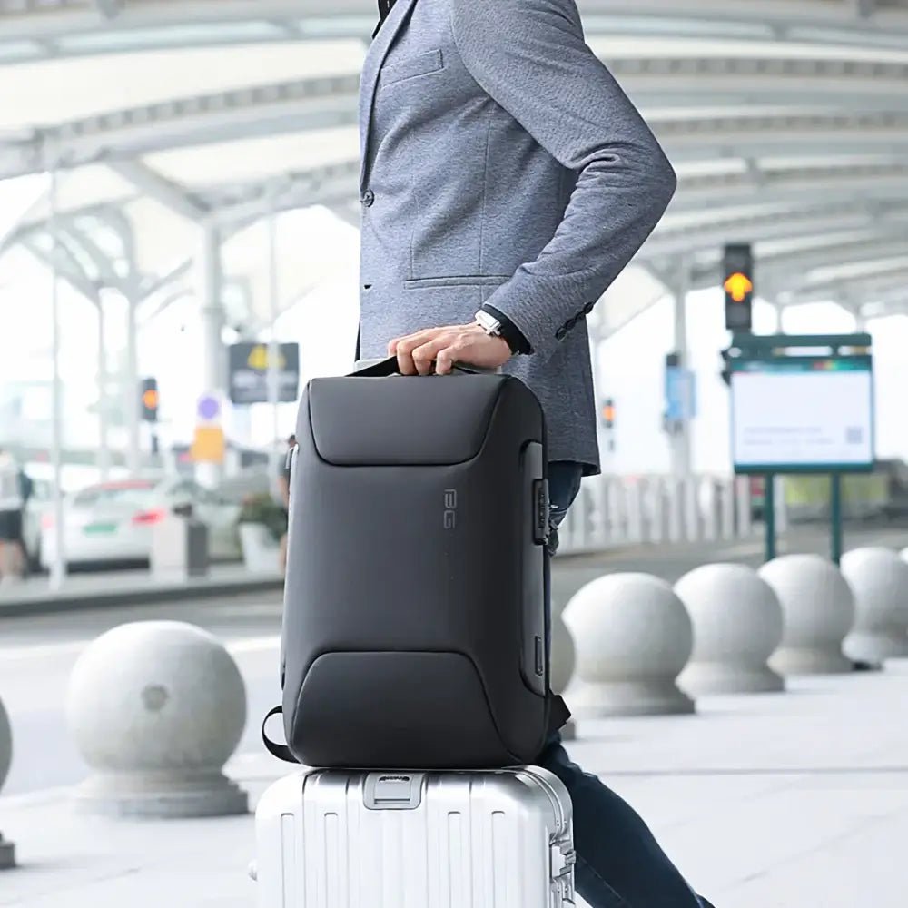 Sac à dos anti pickpocket Bastion II noir à coque dure avec poignée sur valise argentée