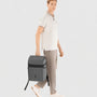Homme portant polo blanc et pantalon beige avec Sac à dos antivol moderne Centaurus