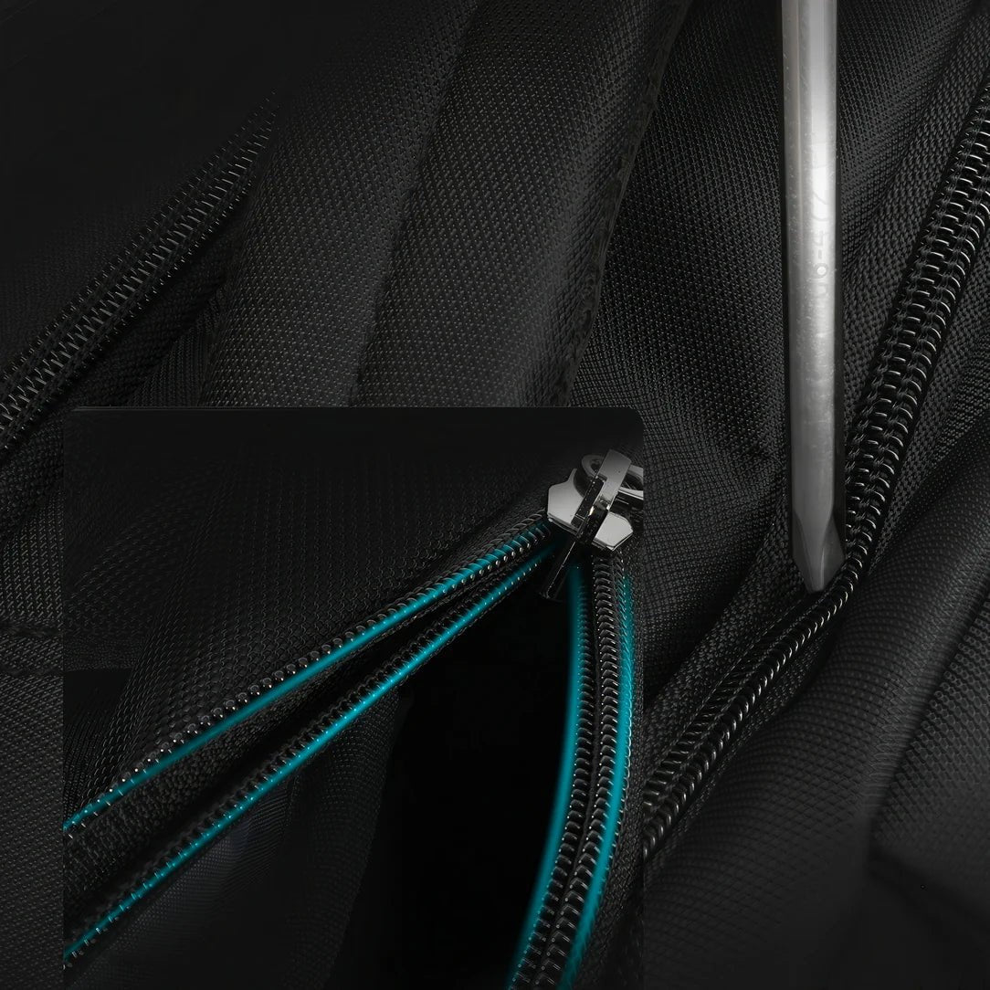 Zip noir durable avec tirette argentée et zip bleu accentué sur le Sac à dos Tigernu