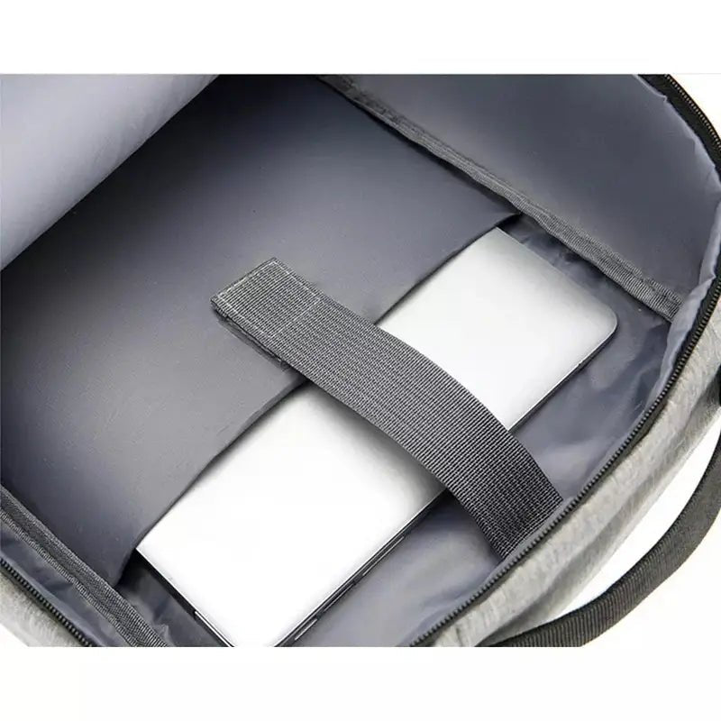 Sac à dos avec poche ordinateur gris ouvert avec un ordinateur sécurisé à l’intérieur