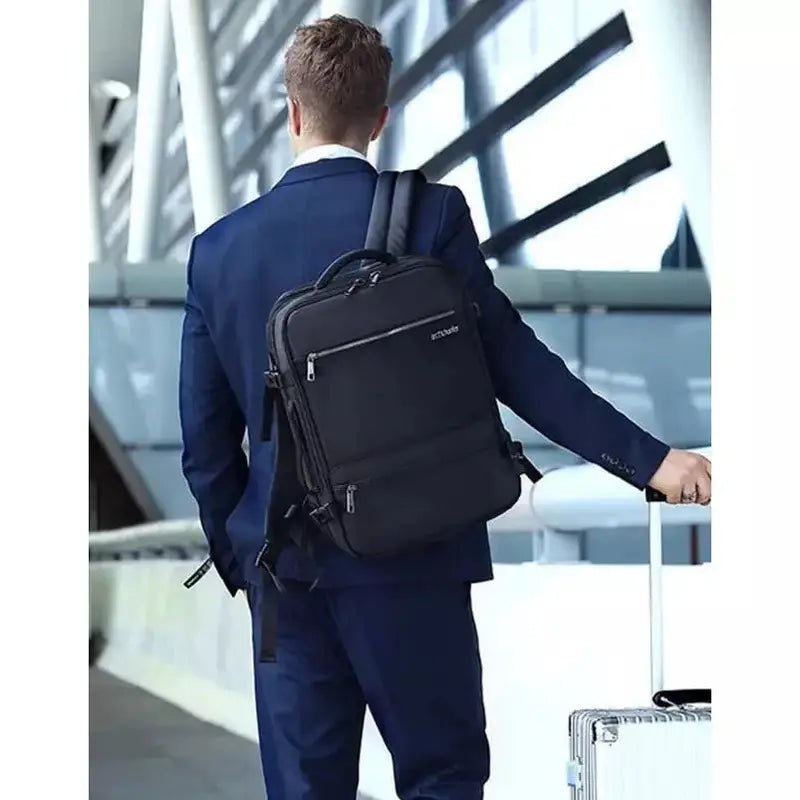 Sac à dos bagage cabine noir avec plusieurs compartiments pour un rangement pratique