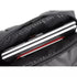 Sac à dos bagage cabine ouvert avec ordinateur portable et objet rouge à l’intérieur