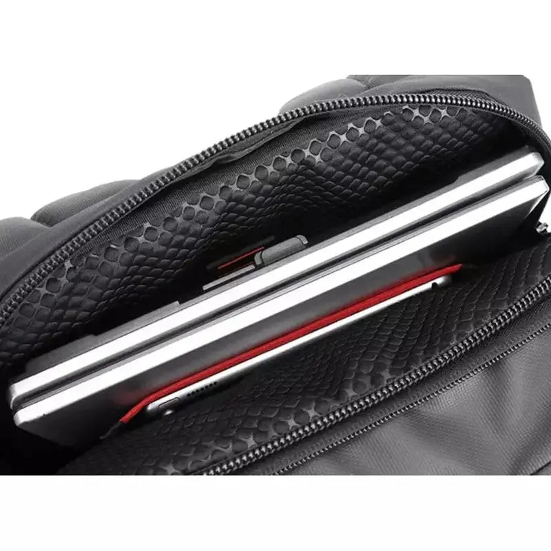 Sac à dos bagage cabine ouvert avec ordinateur portable et objet rouge à l’intérieur