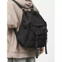 Sac à dos baroudeur homme en nylon noir avec rabat et boucles de fermeture