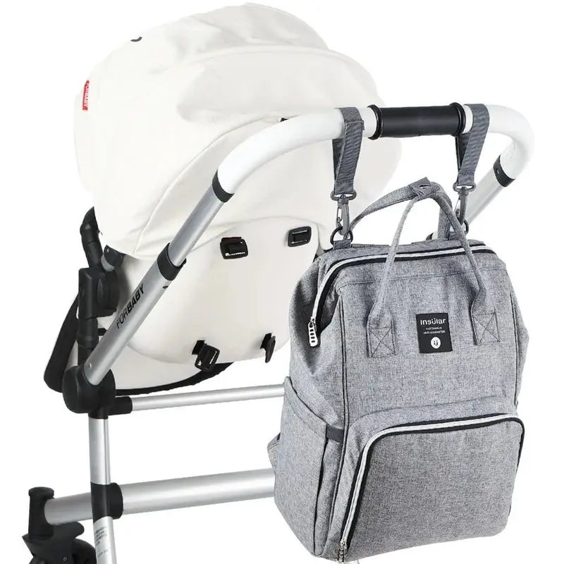 Sac à dos bébé à langer gris suspendu au poussette blanc pour bébé et parents