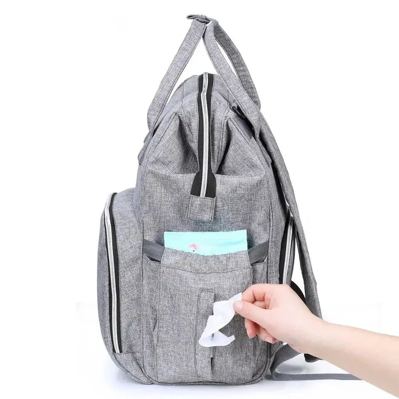 Sac à dos bébé à langer en tissu gris avec distributeur de lingettes extérieur