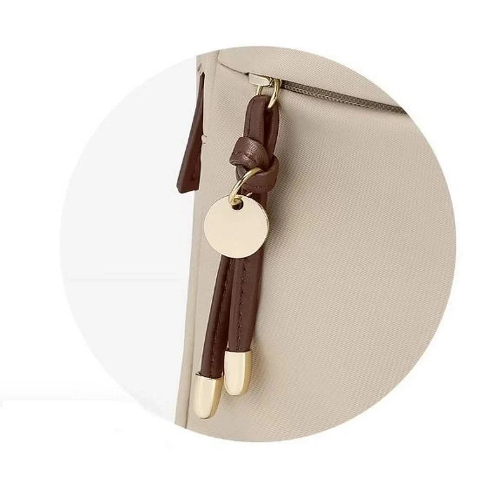 Sac à dos beige femme avec pompon en cuir marron et disque en or