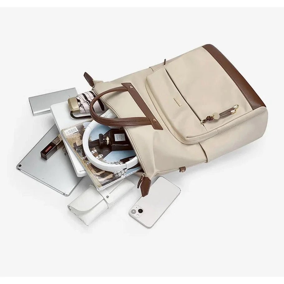 Sac à dos beige femme avec accents marron et poches, rempli d’objets personnels