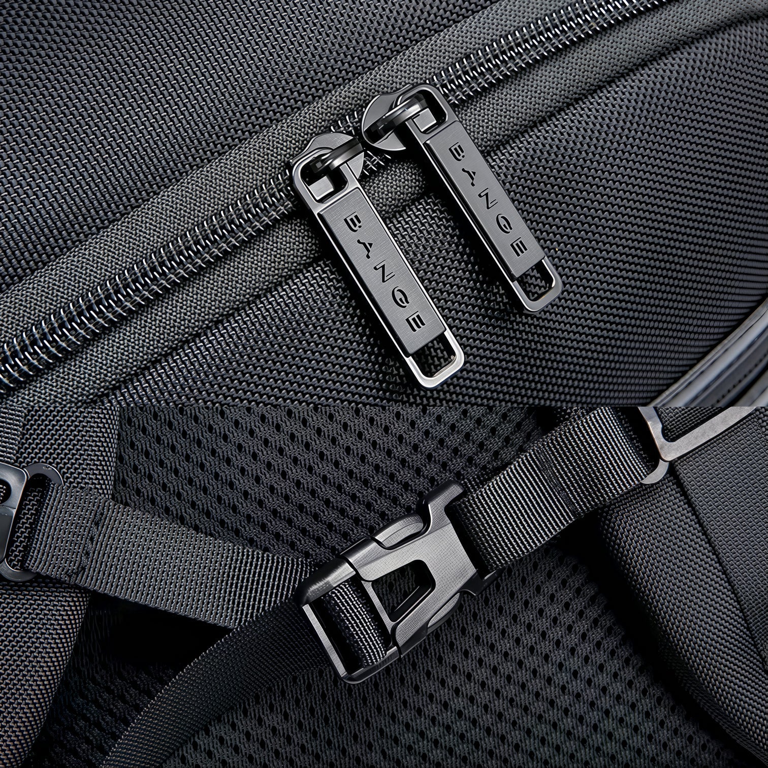 Tirettes de zippers noirs brossés métalliques sur sac à dos Xpac