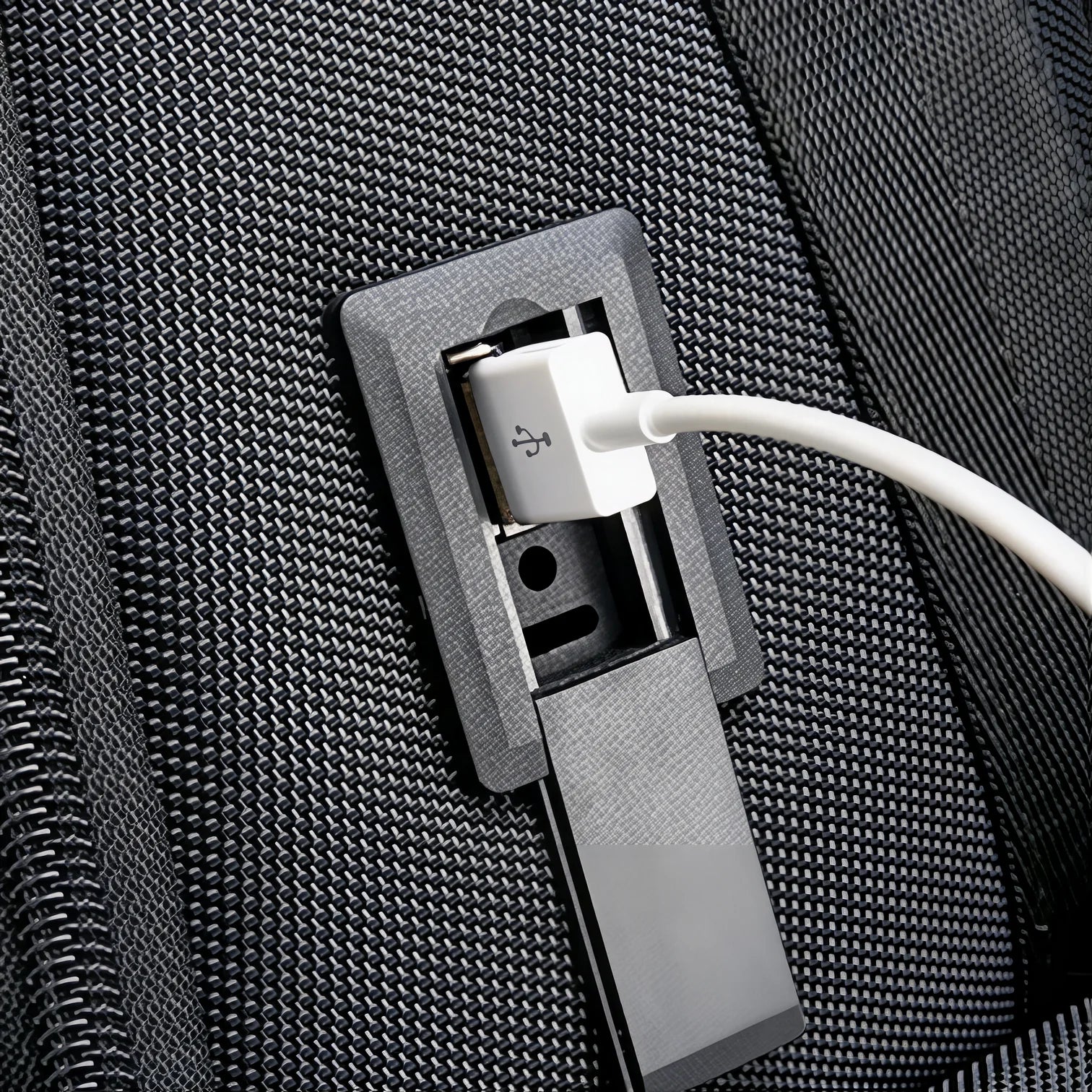 Sac à dos Xpac noir texturé avec port USB chargé et câble blanc