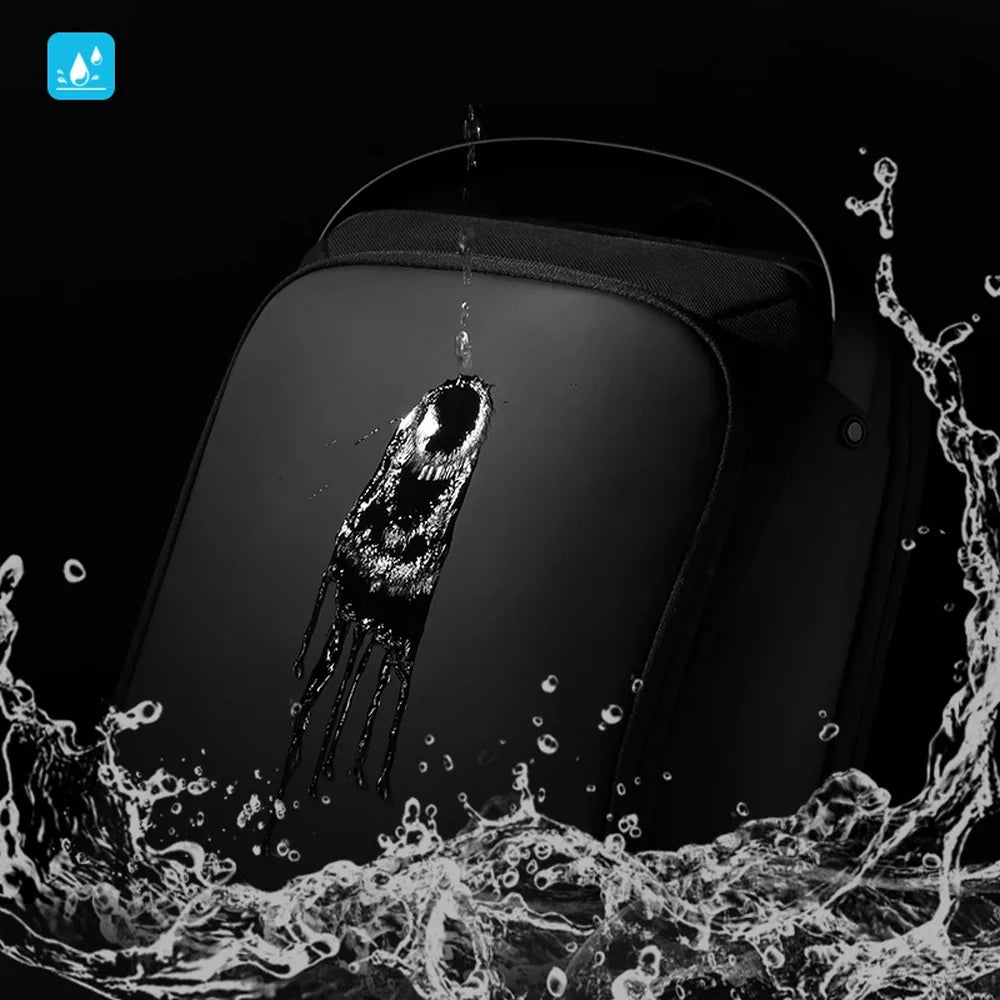 Sac à dos business femme noir étanche sous une éclaboussure d’eau