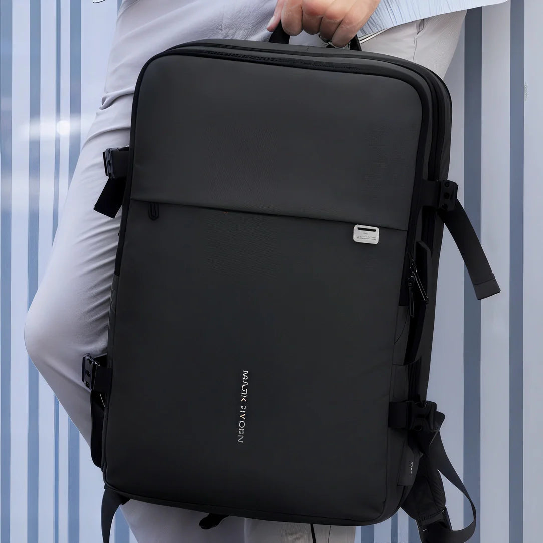 Sac à dos noir avec plusieurs compartiments et sangles réglables, probablement fabriqué en tissu résistant.