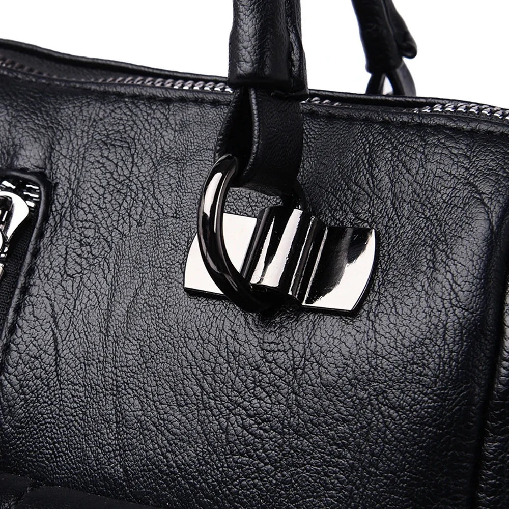Sac à dos carré cuir avec sac à main en faux cuir noir et accessoires en métal argenté