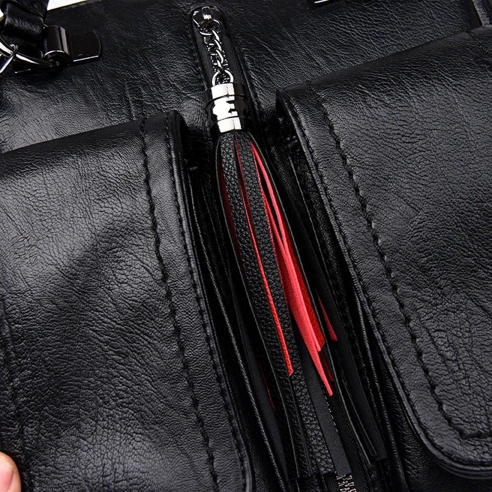 Sac à dos carré cuir en cuir noir avec pompon décoratif et poches extérieures