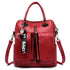 Sac à dos carré cuir en faux cuir rouge avec bandoulière, poches frontales et pompons à fermeture éclair
