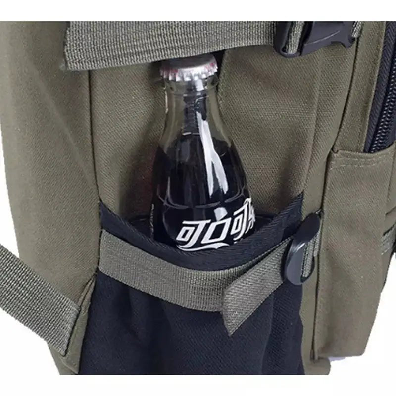 Sac à dos homme en toile olive verte avec poche latérale et bouteille de soda