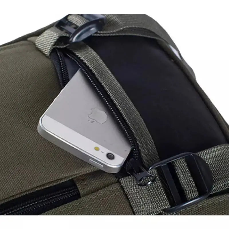 Sac à dos cartable homme en toile olive vert avec smartphone en argent partiellement sorti
