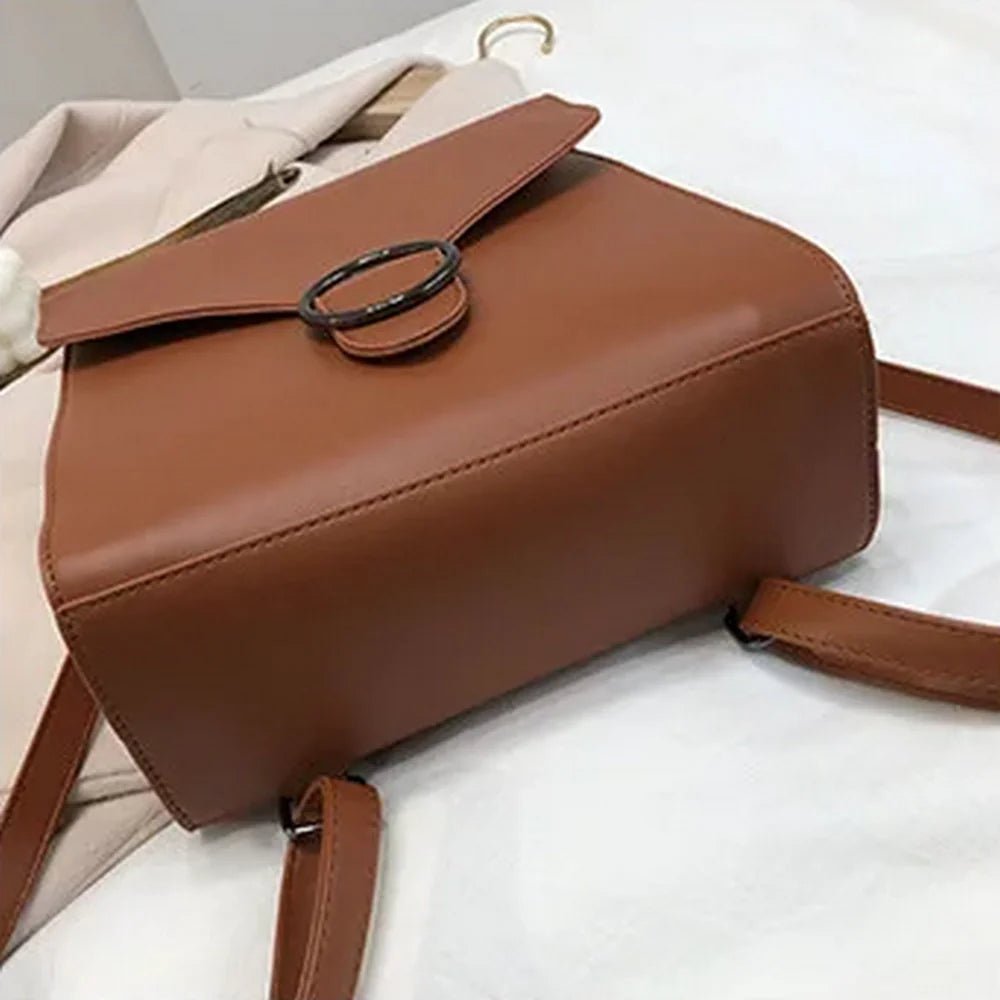 Sac à dos chic cuir en cuir brun avec rabat et boucle en métal noir