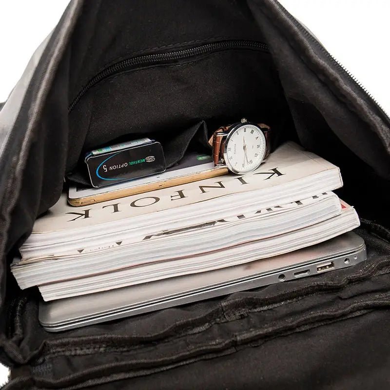 Sac à dos cuir homme décontracté noir avec laptop, livres, montre et accessoires
