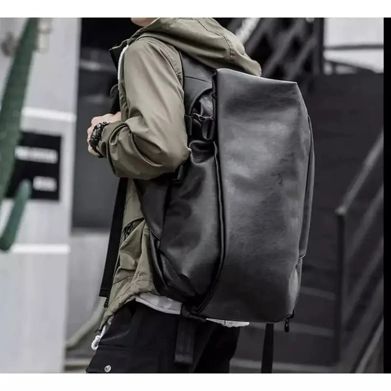 Sac à dos en cuir noir pour homme luxe porté par une personne élégante
