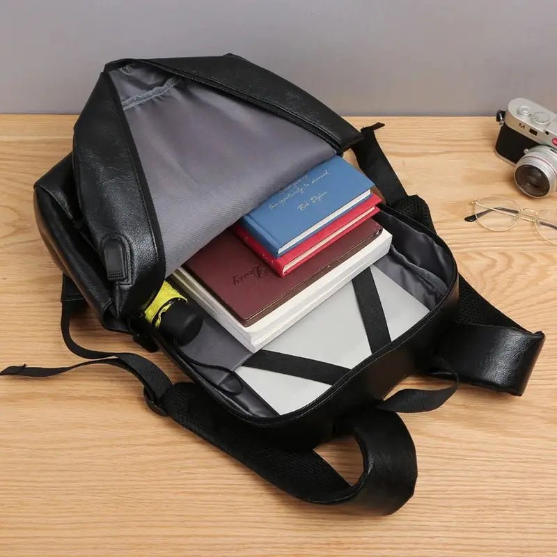 Sac à dos cuir homme ordinateur ouvert avec cahiers et ordinateur portable à l’intérieur