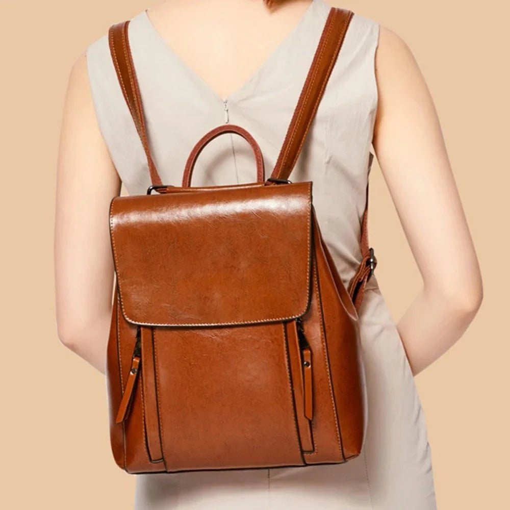 Sac à dos cuir marron avec rabat supérieur et poches zippées verticales