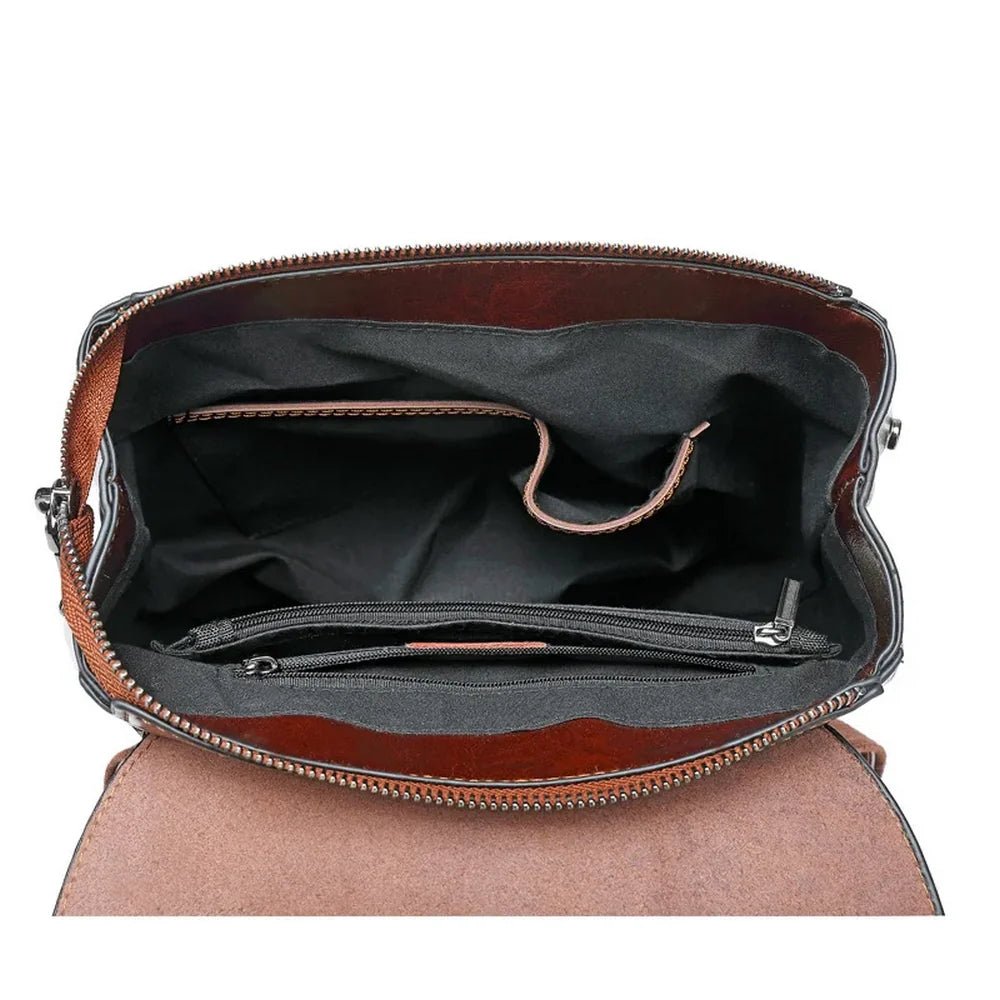 Sac à dos cuir marron ouvert avec multiples compartiments intérieurs et poche zippée