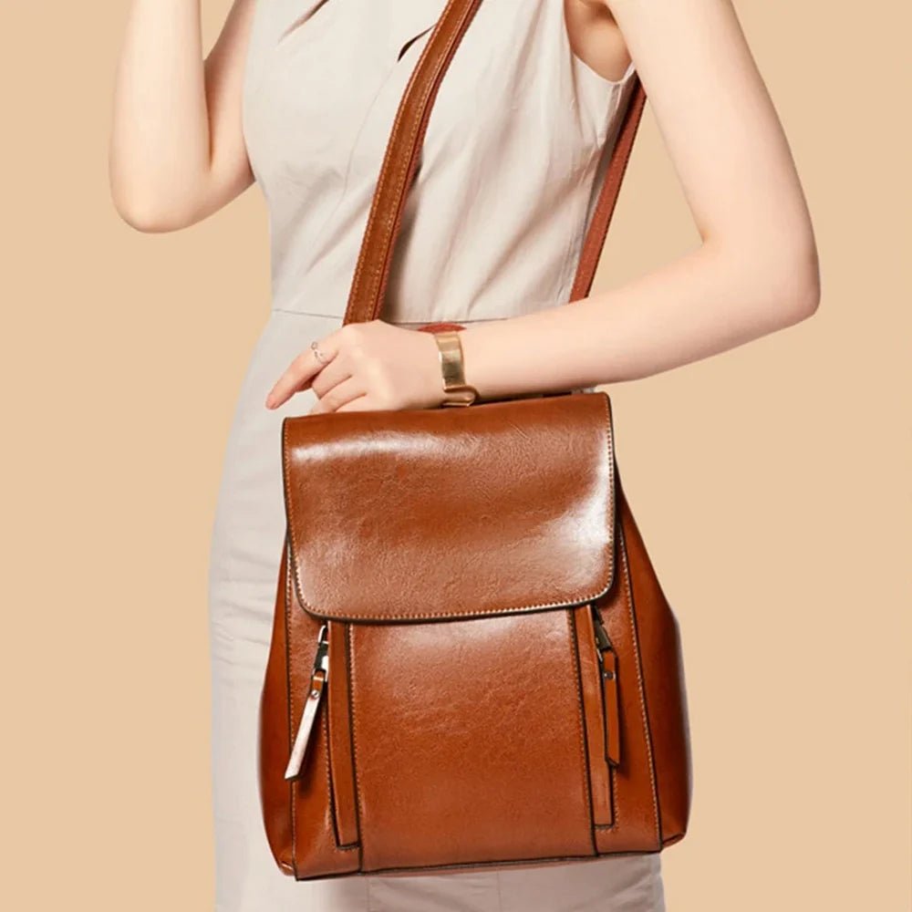 Sac à dos cuir marron avec rabat, deux zips frontaux et style élégant