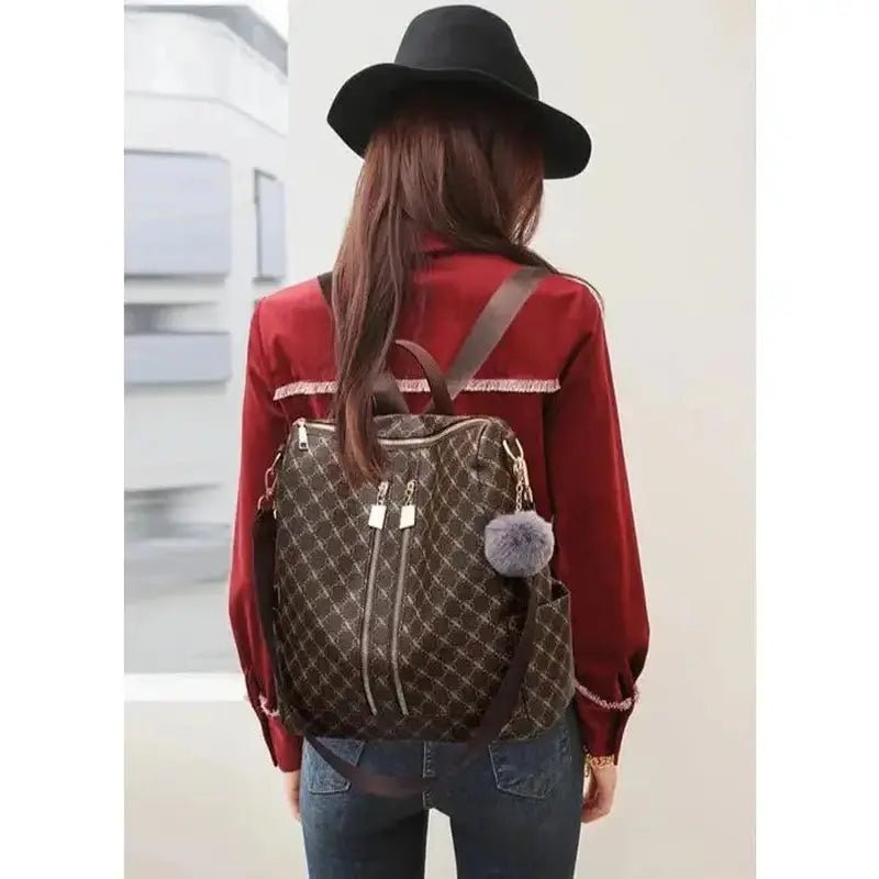 Sac à dos en cuir PU tendance pour femme avec motif marron et pompon gris fluffy