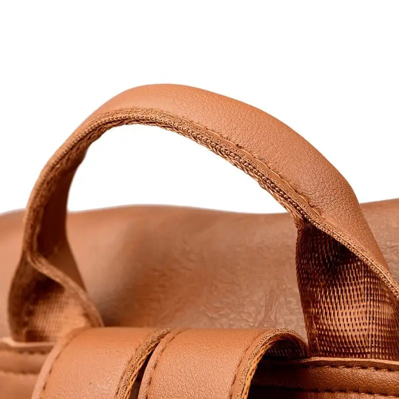 Détail du poignée en cuir marron avec couture du Sac à dos cuir souple femme