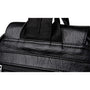 Zoom sur un sac à dos en cuir synthétique noir avec surface texturée et couture visible