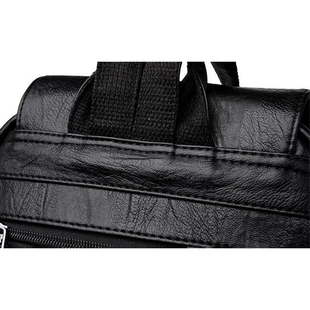 Zoom sur un sac à dos en cuir synthétique noir avec surface texturée et couture visible