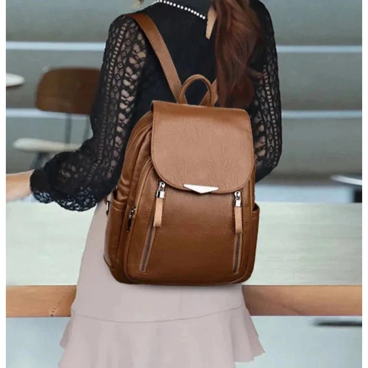 Sac à dos en cuir souple marron avec rabat et poches zippées frontales