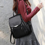 Sac à dos en cuir noir souple avec rabat et clasp en argent