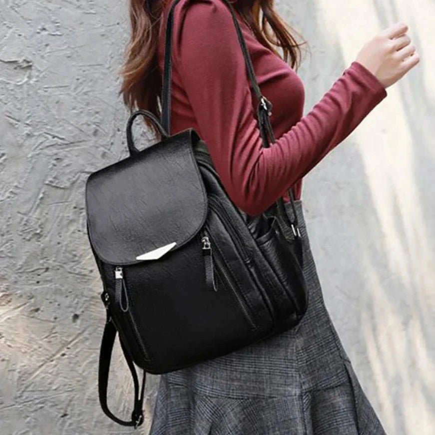 Sac à dos en cuir noir souple avec rabat et clasp en argent