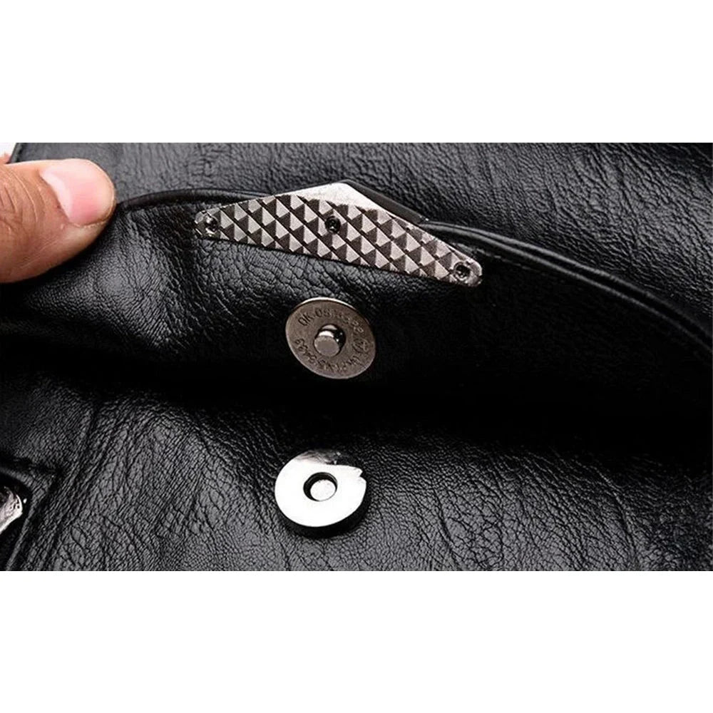 Sac à dos cuir souple avec fermeture magnétique et accent métallique décoratif
