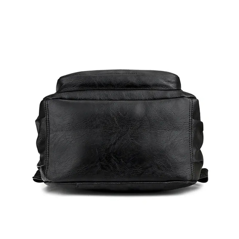 Sac à dos en cuir noir souple pour femme vu de dessous