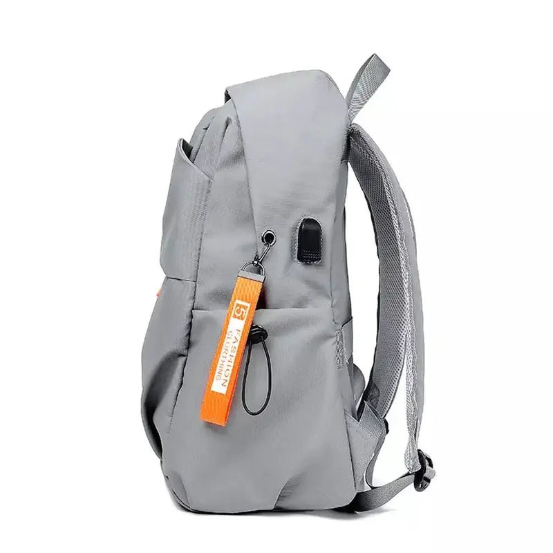 Sac à dos de lycée gris avec porte-clés orange et port USB externe